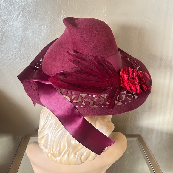 STRIKING 1940s\' BURGUNDY FELT FEDORA WITH BRIM CUTOUTS AND FEATHER \